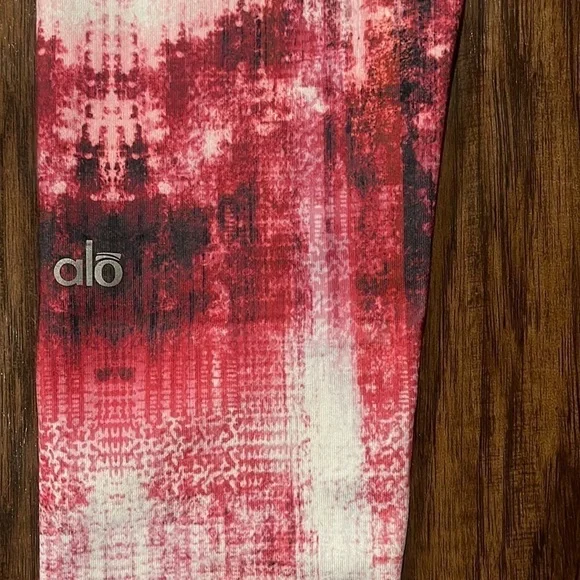 Alo Yoga Airbrush Leggings in Desert Sunset - Picture 6 of 9